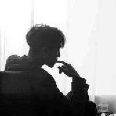 男生抑郁心情不好的伤感头像