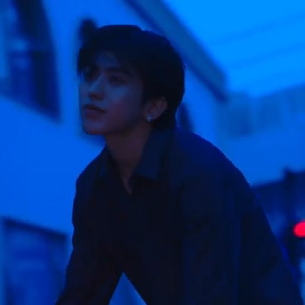 夜晚骑车帅气蔡徐坤写真微信头像