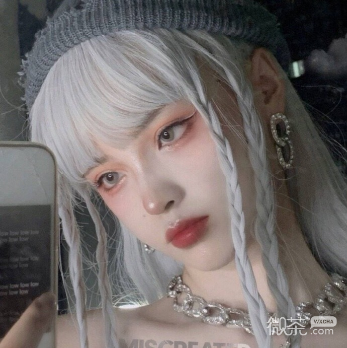 有点野有点酷的美女微信头像