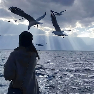 气质爆棚的精致女生头像