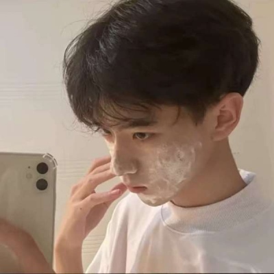 气质绝尘的干净男生帅气微信头像