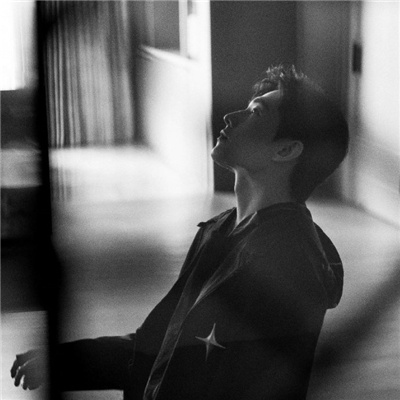 黑白系超酷超的帅气男生头像