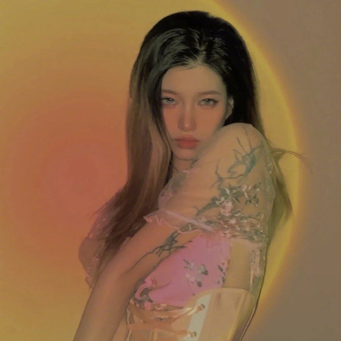 酷拽女孩微信头像