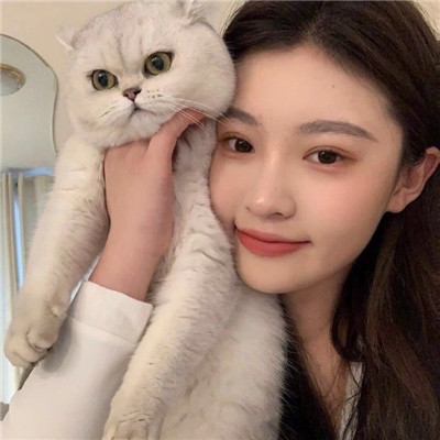 抱着猫的高颜值女生微信头像