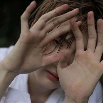 男生深沉的又比较忧郁的头像