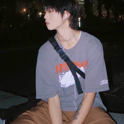 复古很文艺的帅气男生微信头像