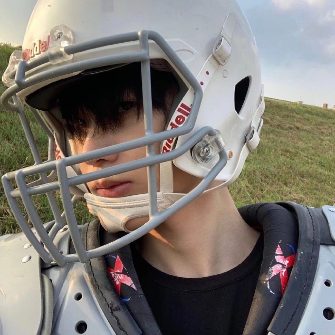 忧郁帅气超拽的男生微信头像