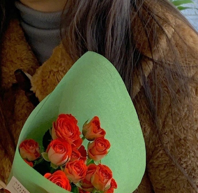 不露脸怀抱鲜花微信头像