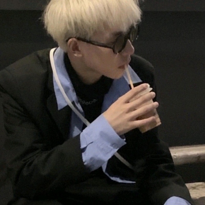 微丧高冷的男生真人微信头像