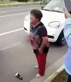 笑死人的大妈打架互踢动态微信表情包