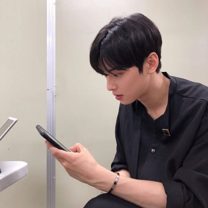 帅气有气质的可永久使用的男生微信头像