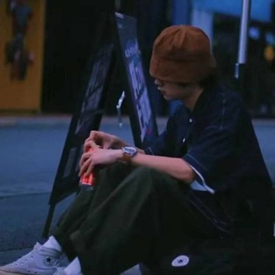 很颓废的丧系男生头像