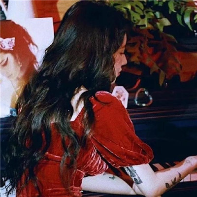 红色系绝美女生微信头像