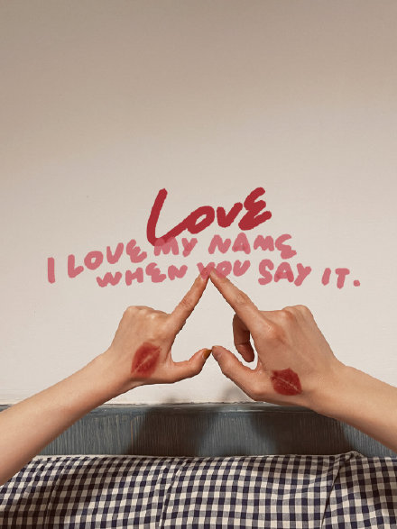 用手画出爱你情侣微信头像