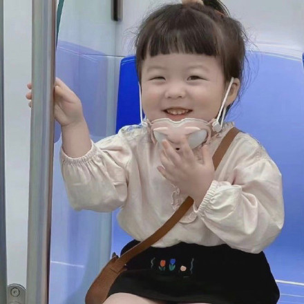 带着可爱口罩出门的丸子妹微信头像