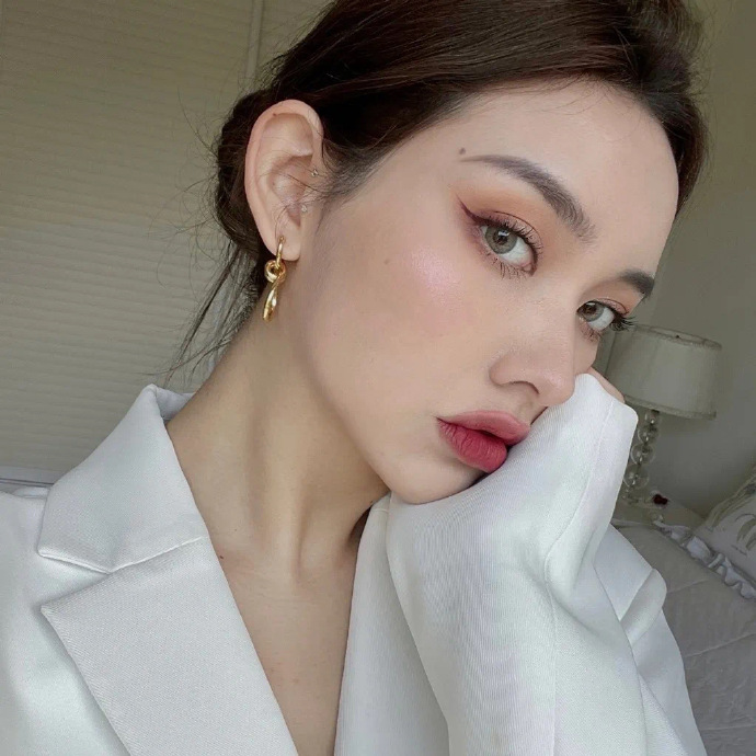 高冷的御姐范儿女生微信头像