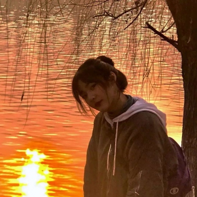 黄昏日落唯美女生微信头像