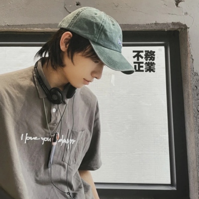 高冷的帅气男生微信头像