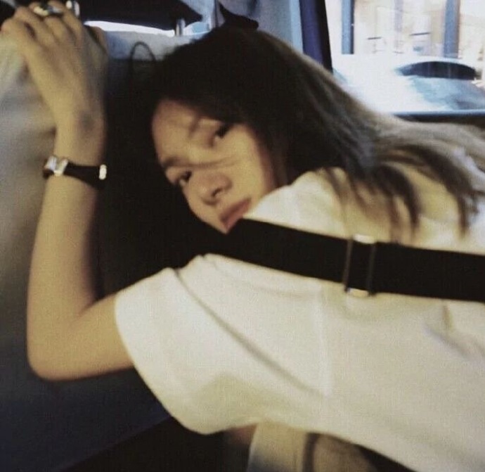 超拽的复古风高冷女生微信头像