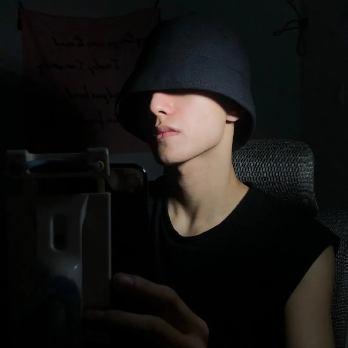 高冷的帅气男孩微信头像