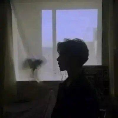 男生抑郁心情不好的伤感头像