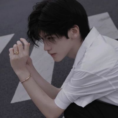 男生深沉的又比较忧郁的头像