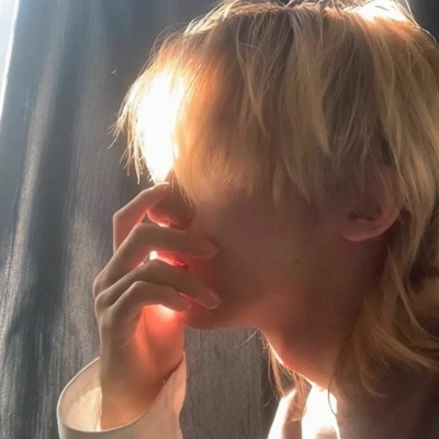 侧脸冷酷帅气男生微信头像