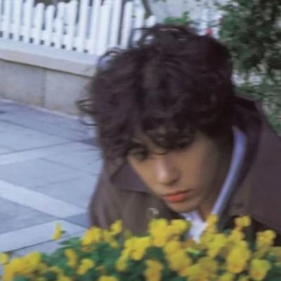 简约小众酷酷男生头像