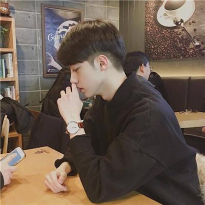 男生抑郁心情不好的伤感头像